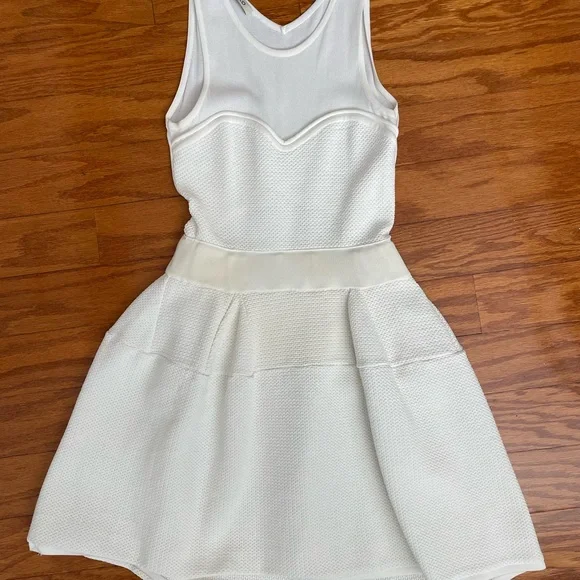 Elegant White Sleeveless Dress - Picture 2 of 3